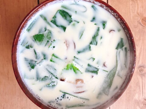 干し椎茸と小松菜の豆乳スープ